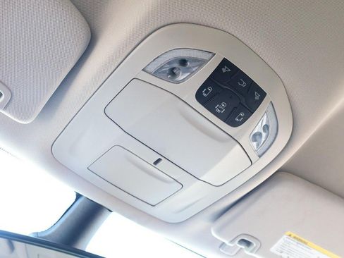 Used 2024 Chrysler Pacifica Touring-L FWD image 19