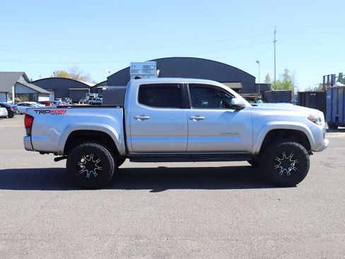 Used 2018 Toyota Tacoma TRD Sport image 4