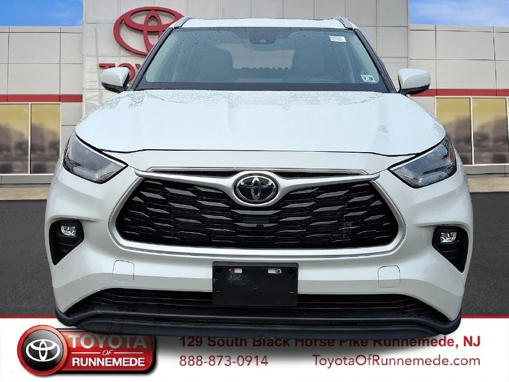 Used 2023 Toyota Highlander XLE AWD/4WD image 2