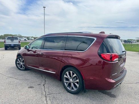 Used 2020 Chrysler Pacifica Limited w/ Tire & Wheel Group FWD image 7