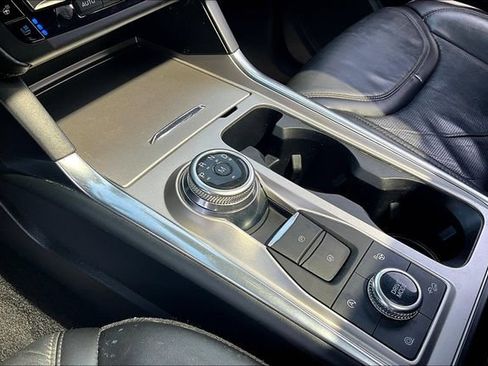 Used 2020 Ford Explorer Platinum w/ Premium Technology Package AWD/4WD image 18