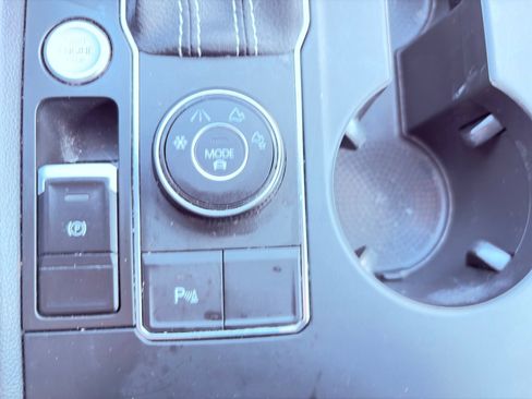 Used 2021 Volkswagen Atlas Cross Sport SE image 25