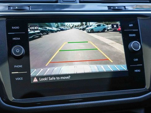 Used 2023 Volkswagen Tiguan SE w/ Panoramic Sunroof Package FWD image 25
