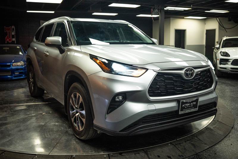 Used 2023 Toyota Highlander XLE AWD/4WD image 5