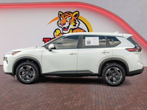 Used 2024 Nissan Rogue SV FWD image 9