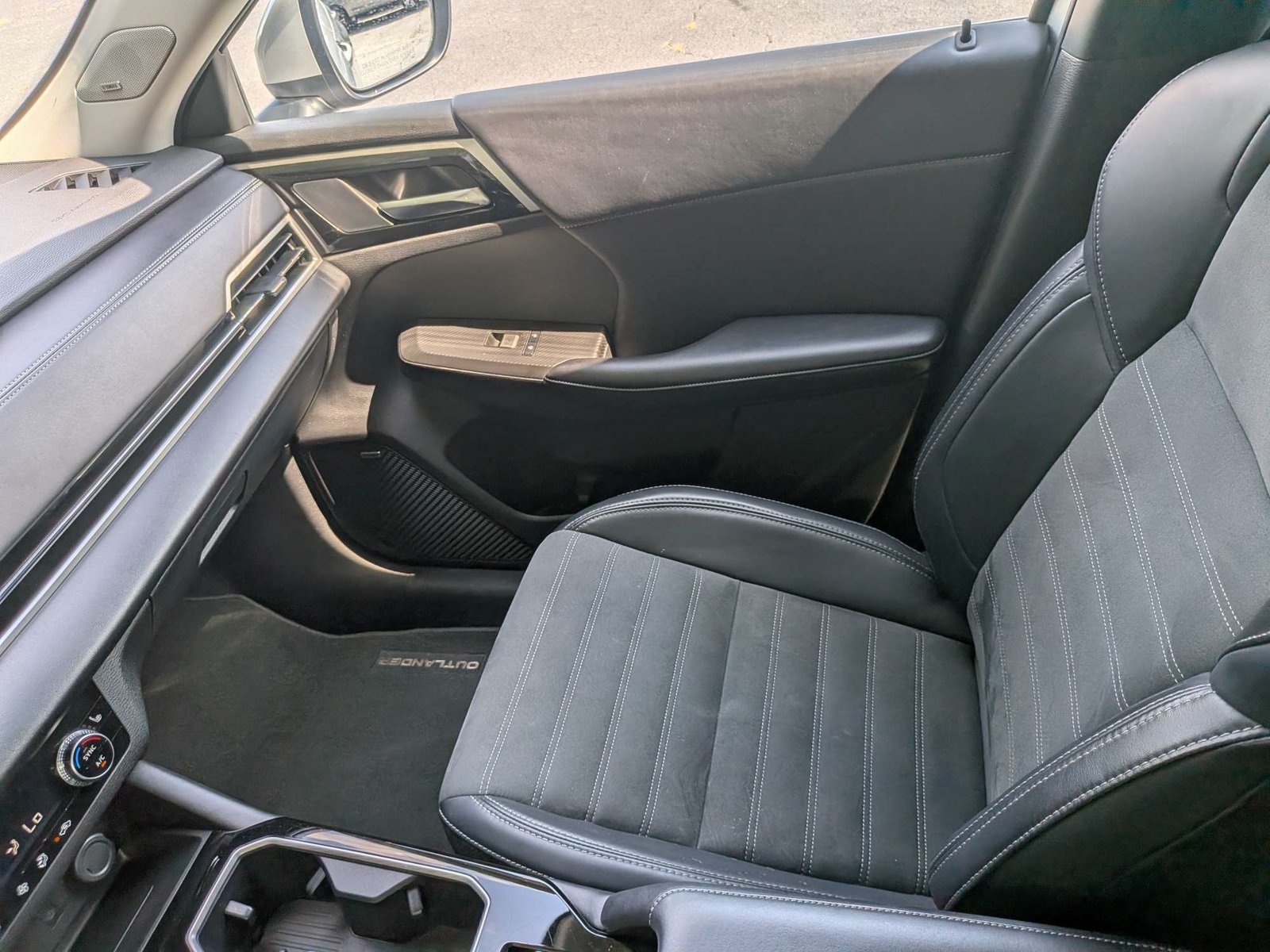 Used 2025 Mitsubishi Outlander SE FWD image 16