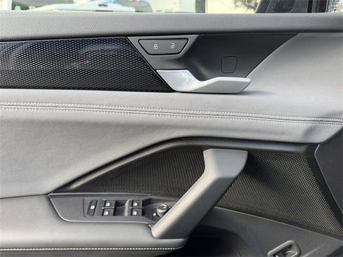 Certified 2025 Volkswagen Tiguan SE image 21