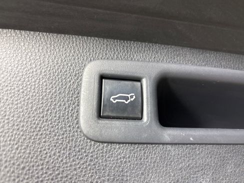 Used 2020 Toyota Highlander XLE image 29