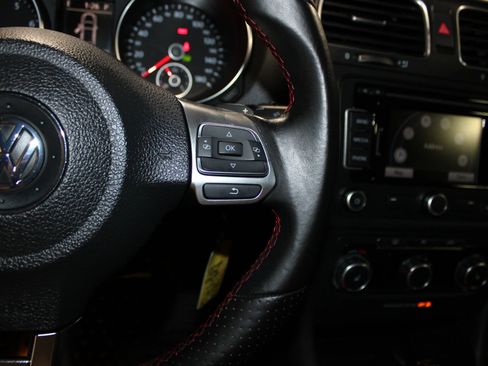 Used 2011 Volkswagen Golf 4-Door FWD image 17