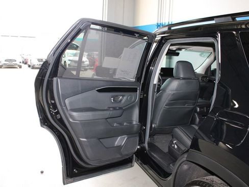 Used 2025 Honda Pilot Touring image 16