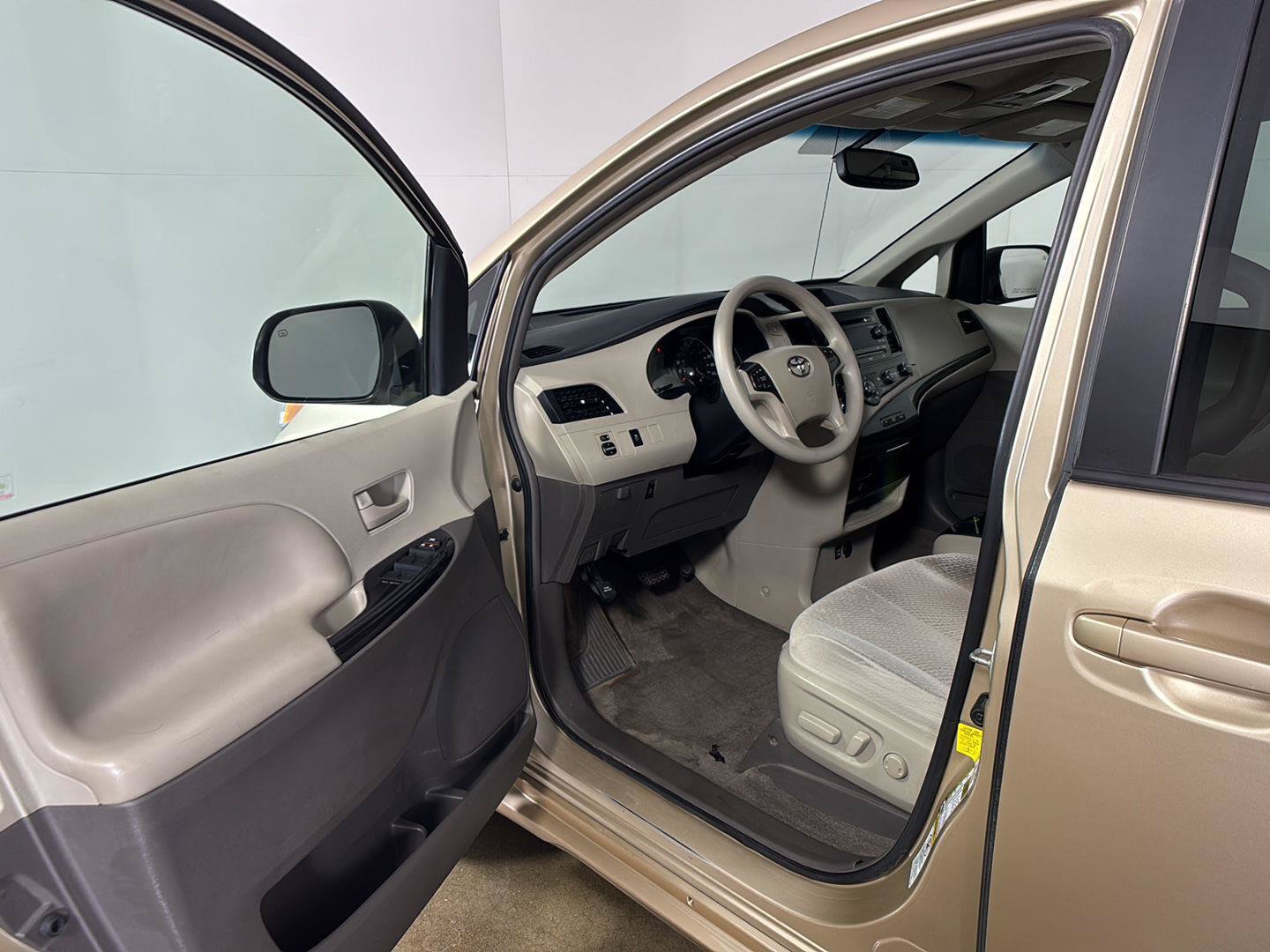 Used 2012 Toyota Sienna LE w/ Towing Pkg FWD image 2