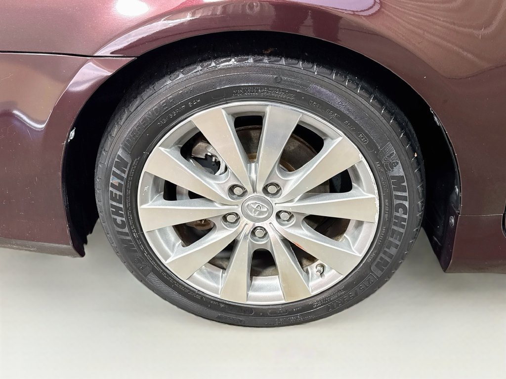 Used 2012 Toyota Avalon Limited FWD image 38
