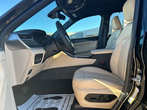 New 2025 Jeep Grand Cherokee Limited w/ Luxury Tech Group II image 9