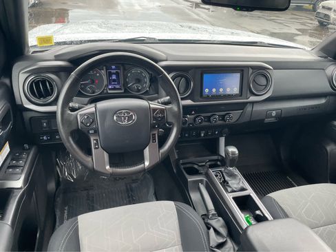 Used 2020 Toyota Tacoma TRD Off-Road w/ Technology Package image 15
