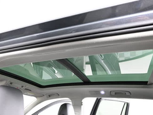 Used 2023 Volkswagen Tiguan SE w/ Panoramic Sunroof Package image 5