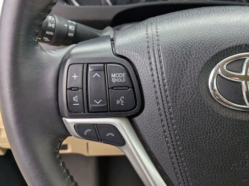 Used 2019 Toyota Highlander SE image 20