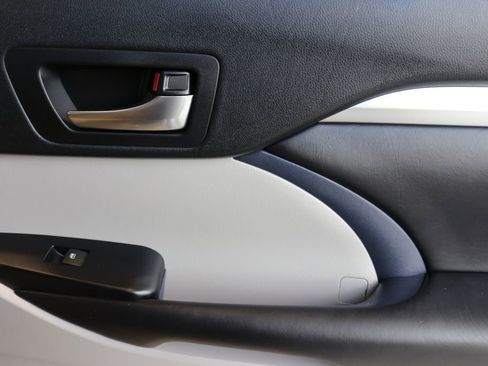 Used 2019 Toyota Highlander XLE image 32