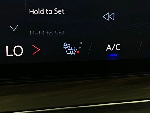 Used 2025 Chevrolet Suburban Z71 image 18