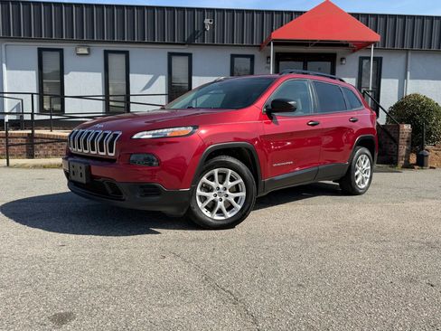 Used 2017 Jeep Cherokee Sport image 3