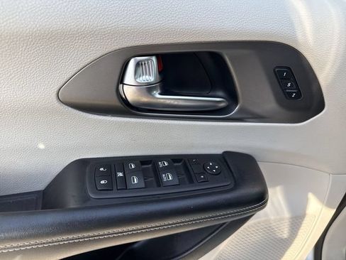 Used 2023 Chrysler Pacifica Touring-L FWD image 16