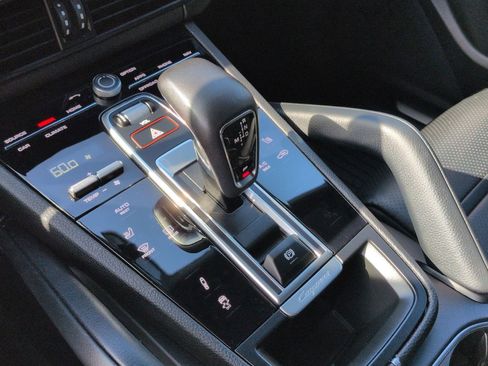 Certified 2023 Porsche Cayenne Platinum Edition w/ Premium Package image 20