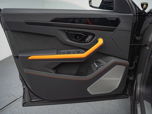 Used 2025 Lamborghini Urus SE image 35