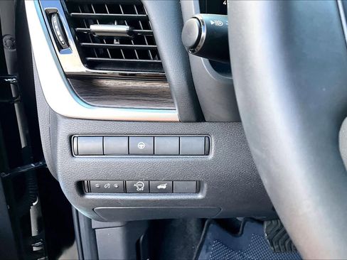 Certified 2025 Nissan Rogue Platinum FWD image 32