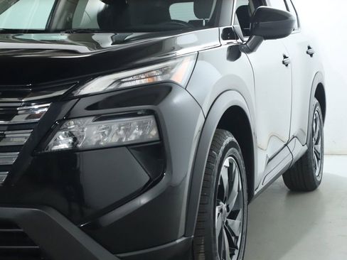 Certified 2025 Nissan Rogue SV image 5