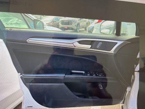 Used 2020 Ford Fusion SE image 10