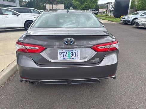 Used 2020 Toyota Camry SE w/ Sunroof Package FWD image 7