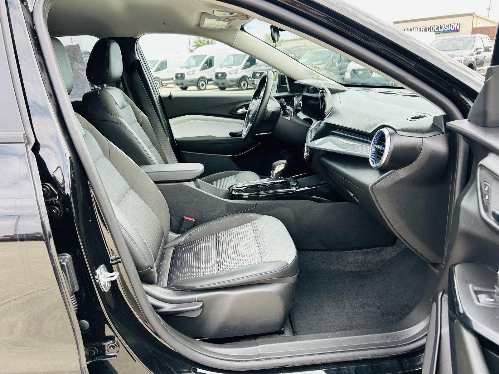 Used 2025 Chevrolet Trax LT w/ LT Convenience Package FWD image 29