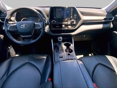 Used 2022 Toyota Highlander XLE FWD image 15