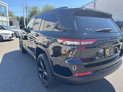 Used 2023 Jeep Grand Cherokee Altitude image 6