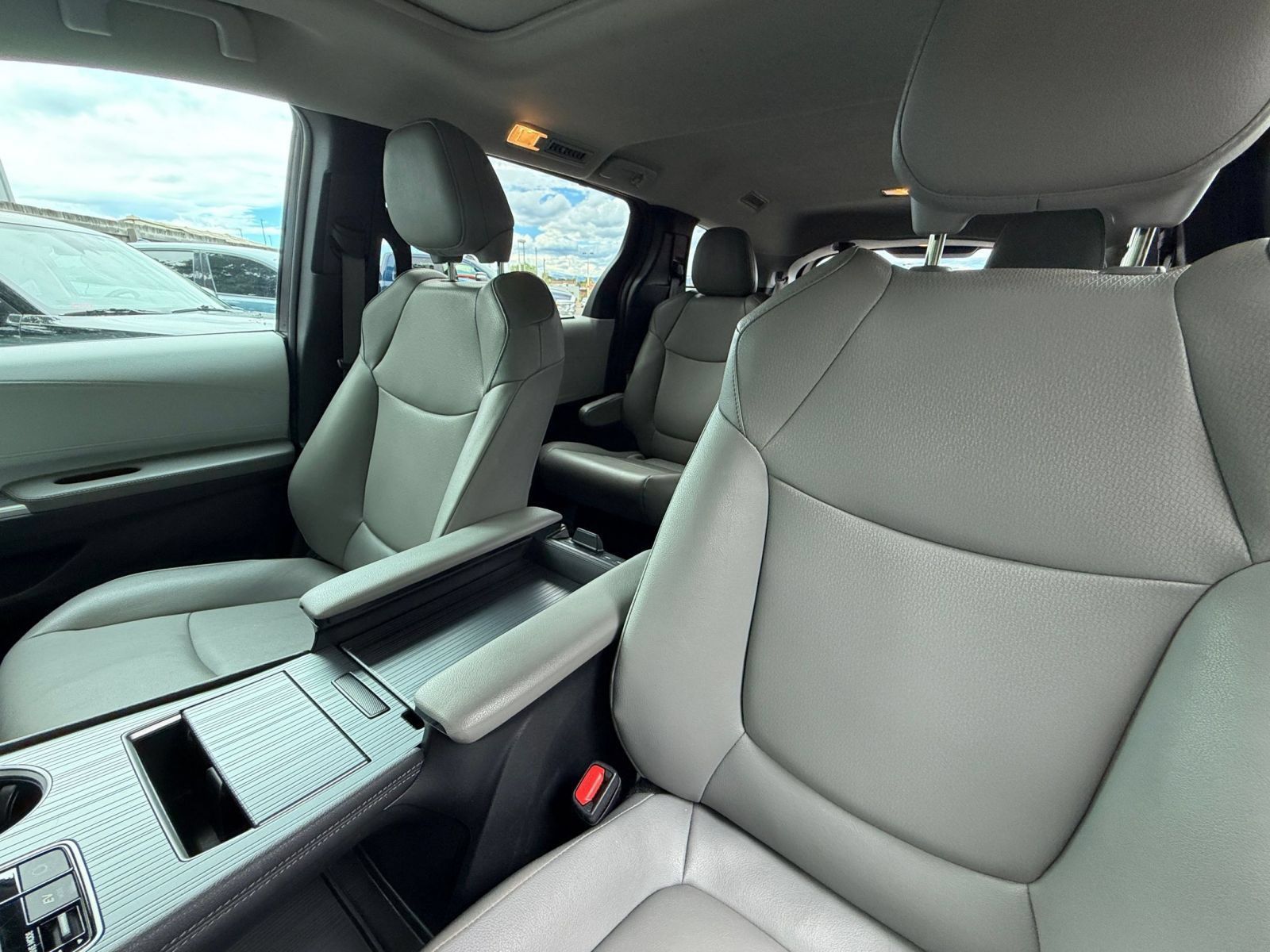 Used 2025 Toyota Sienna XLE FWD image 37
