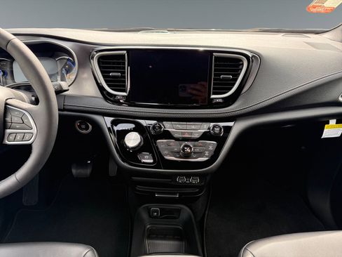 New 2025 Chrysler Pacifica Select FWD image 11
