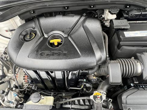 Used 2019 Hyundai Elantra GT FWD image 33