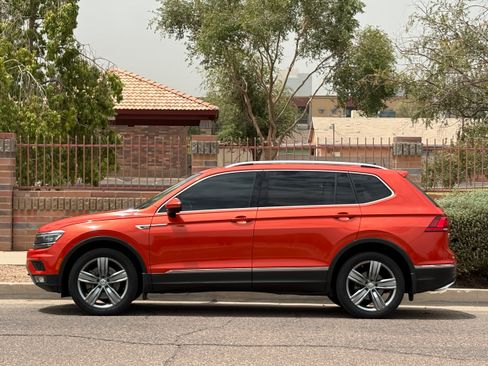 Used 2018 Volkswagen Tiguan SEL Premium FWD image 3