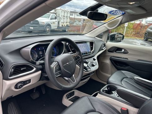 Certified 2024 Chrysler Pacifica Touring-L image 42