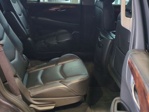 Used 2015 Cadillac Escalade Luxury image 23