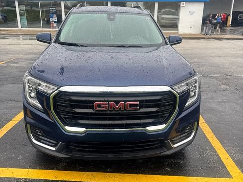 Used 2022 GMC Terrain SLE w/ Driver Convenience Package FWD image 2