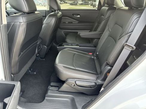 Used 2025 Nissan Pathfinder SL w/ SL Premium Package image 16