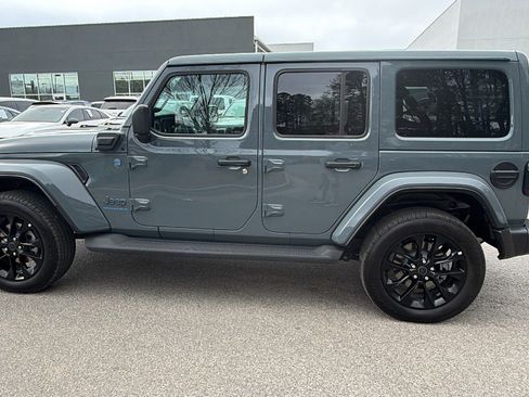 Used 2025 Jeep Wrangler Sahara image 11