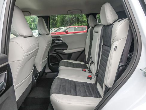 New 2025 Mitsubishi Outlander AWD image 24