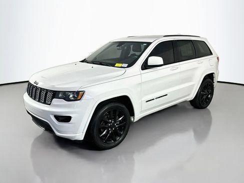 Used 2018 Jeep Grand Cherokee Altitude RWD image 3