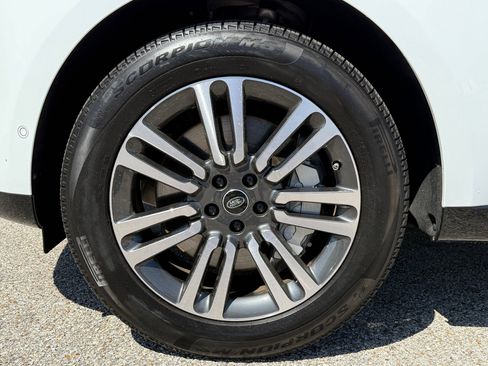 Used 2025 Land Rover Range Rover SE image 11