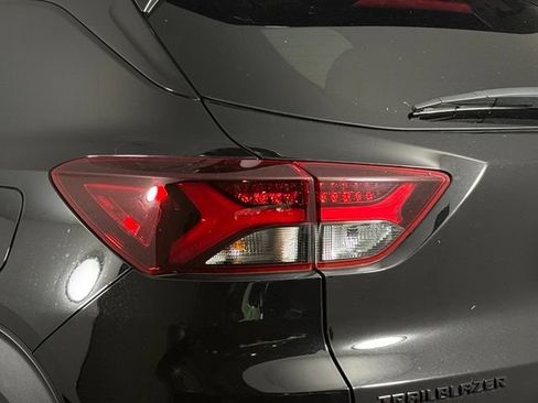 Used 2022 Chevrolet TrailBlazer RS w/ Sun and Liftgate Package FWD image 13