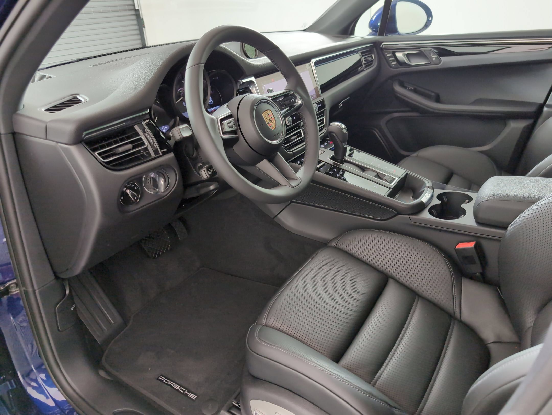 Certified 2025 Porsche Macan AWD/4WD image 4