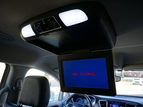 Used 2017 Chrysler Pacifica Touring-L w/ Tire & Wheel Group image 34