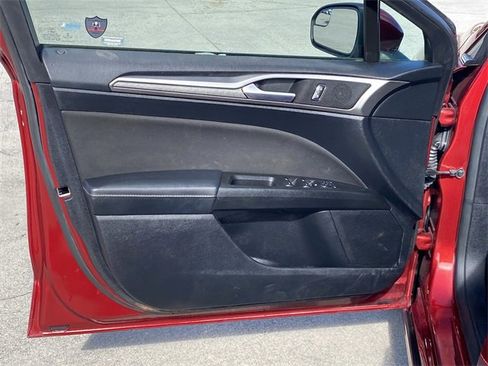 Used 2018 Ford Fusion SE w/ Fusion SE Technology Package image 19