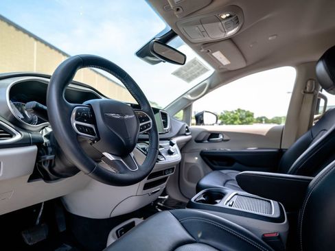 Used 2024 Chrysler Pacifica Touring-L FWD image 5